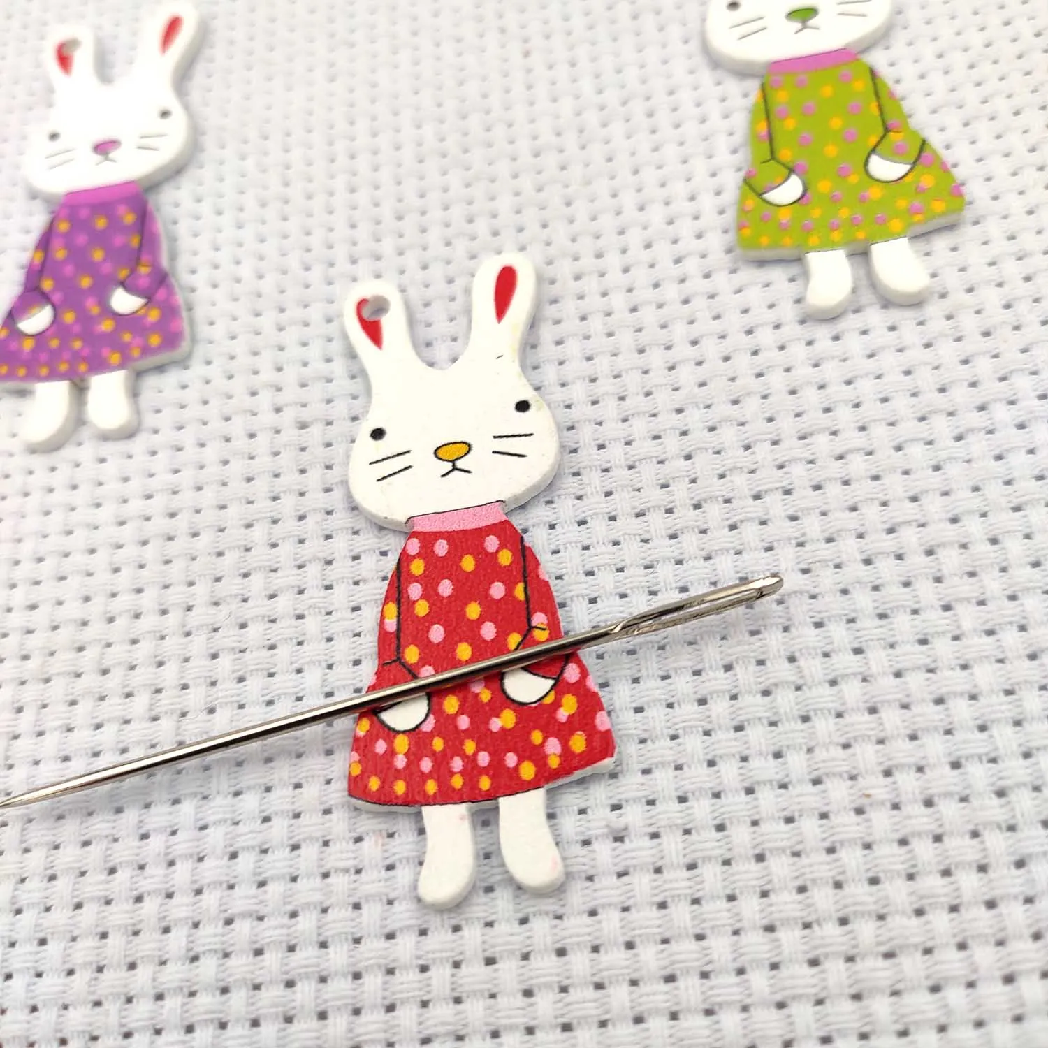 Needle Minder Magnetic Wood Needle Holder for Embroidery Needlework, Cute Rabbit Needle Nanny Sewing Magnet for cross stitch