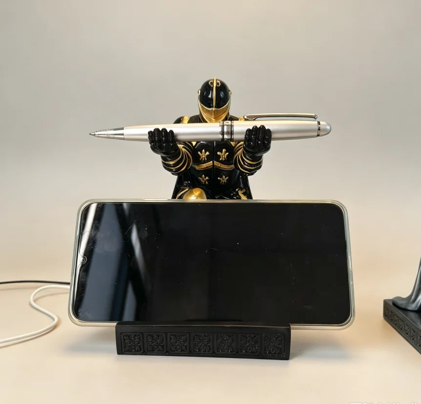 Medieval Knight Resin Statue Pen Holder Desk Organizer Kneeling Warrior Figurine for Office Desktop Decor Gift Ornament