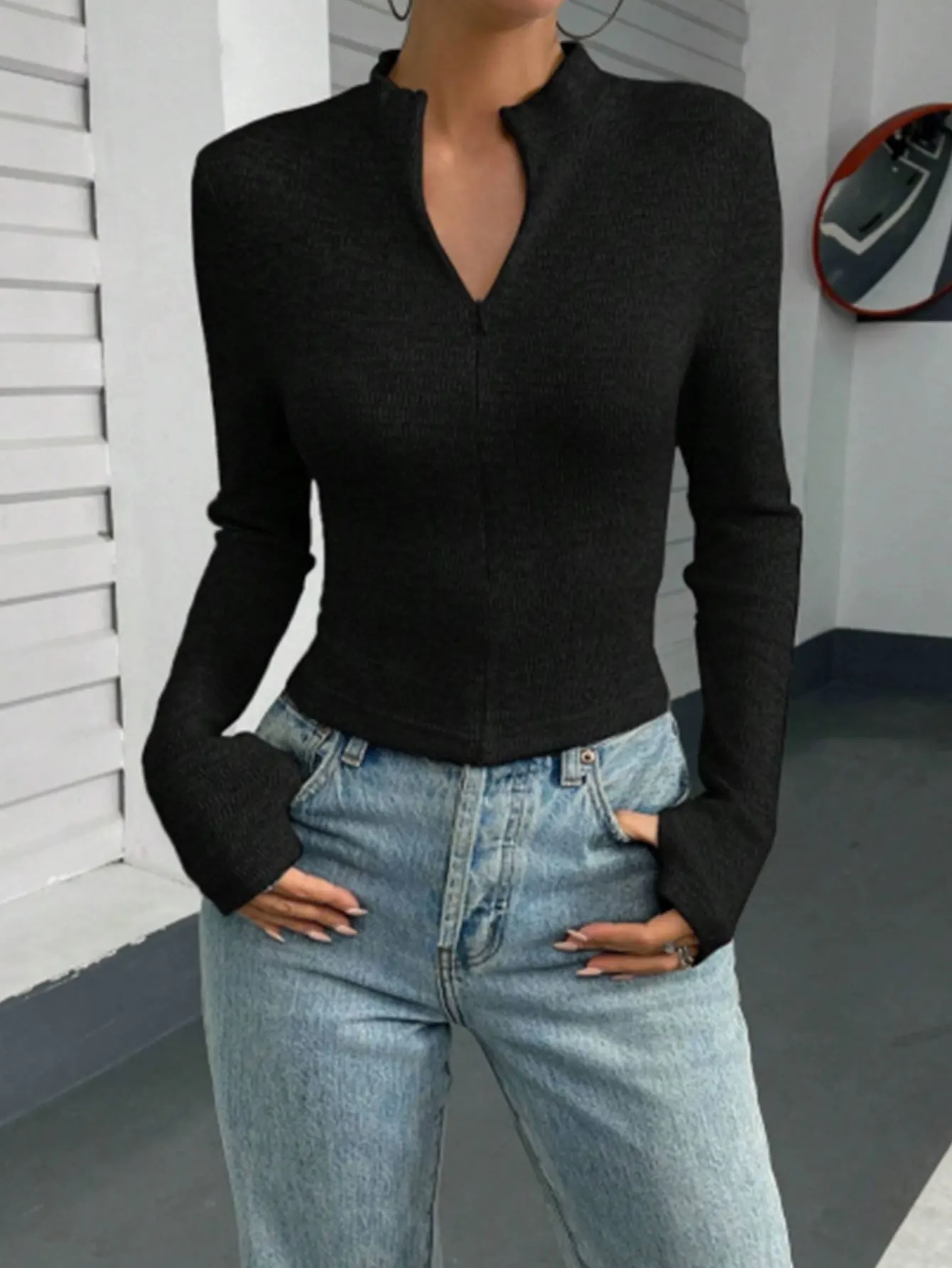 تي شيرت نسائي بأكمام طويلة ورقبة على شكل حرف V بسيط وبسيط ونحيف مناسب للخريف الأساسي للارتداء اليومي