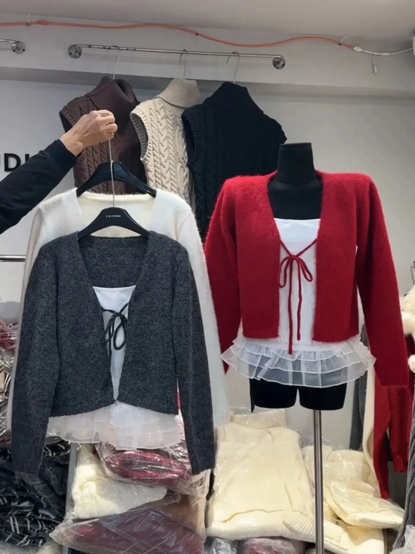 Cardigan lavorato a maglia rosso di Capodanno e set con inserto Me per donna Primavera 2026 Calore Ele Sle ort Lunghezza V-Ne Vita alta