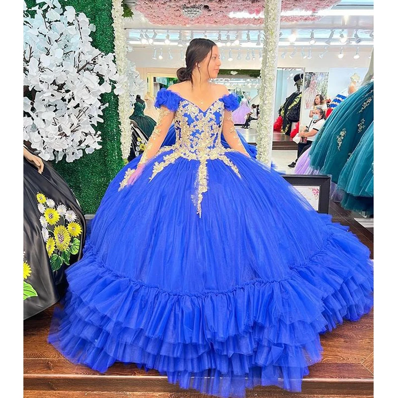 فساتين Quinceanera مخصصة باللون الأزرق الملكي قبالة الكتف مزينة بالدانتيل الذهبي 15 سنة رداء حفلات Vestidos De 15 Anos YQD233