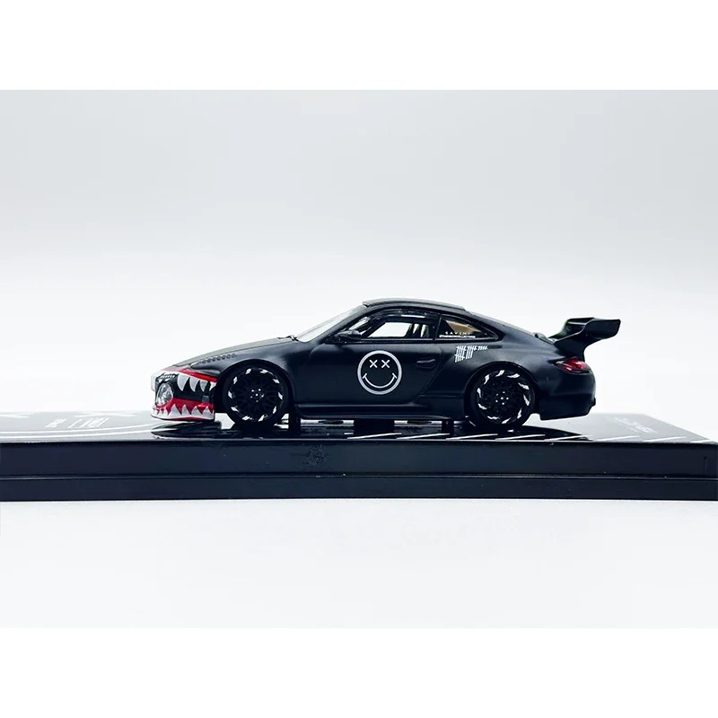 W magazynie 1:64 TW Old New 997 Matte Black Shark Diecast Diorama Car Model Collection Toys Tarmac Works