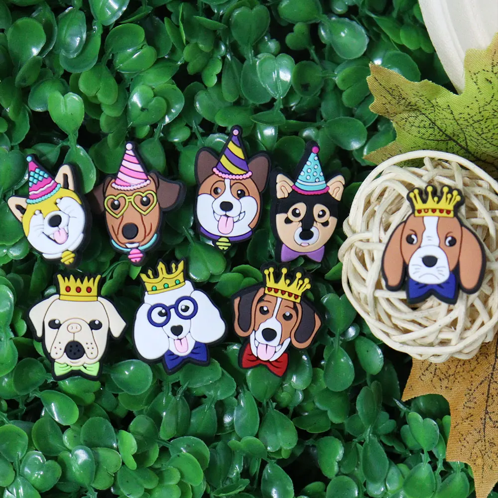 Mix 50 Stuks Pvc Kawaii Dieren Soorten Hond Kroon Hoed Kinderen Schoen Bedels Knoop Klomp Rugzak Accessoires Fit Armband Kid Cadeau