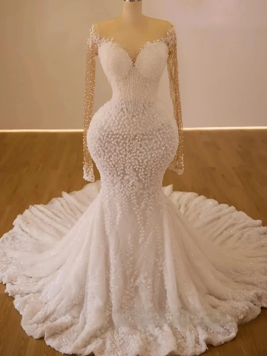 カスタムメイドのプラスサイズのアフリカのウェディングドレス、花嫁のためのマーメイドスタイルのイリュージョンシアーロングスリーブ、アップリケとビーズをあしらったレースのブライダルガウン