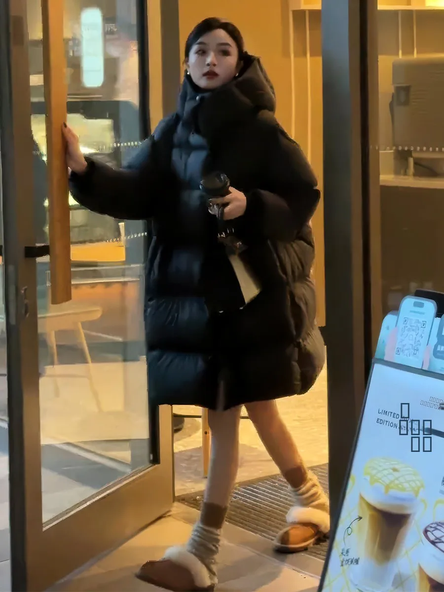 

Черная женская зимняя утепленная прямая куртка-пуховик средней длины с капюшоном, на молнии, с длинными рукавами, приталенного кроя