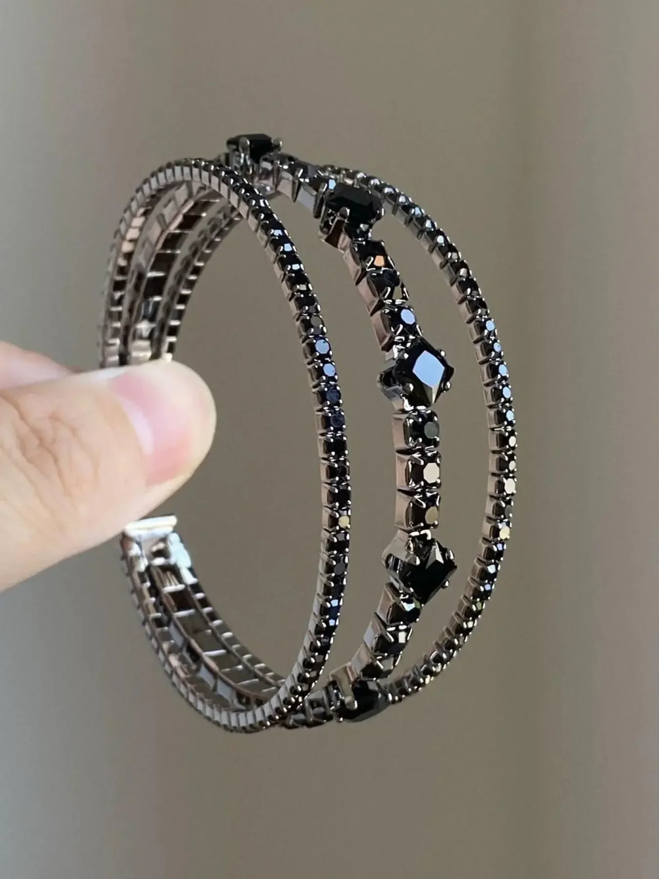 Fashionable Geometric Black Rhinestone Multi-layer Open Zinc Alloy Bracelet for Women, Simple and Elegant Temperament, Versatile Party Bracelet for Daily Use, Trendy Bangle, Rhinestone Decor Bangles, Bangle Jewelry