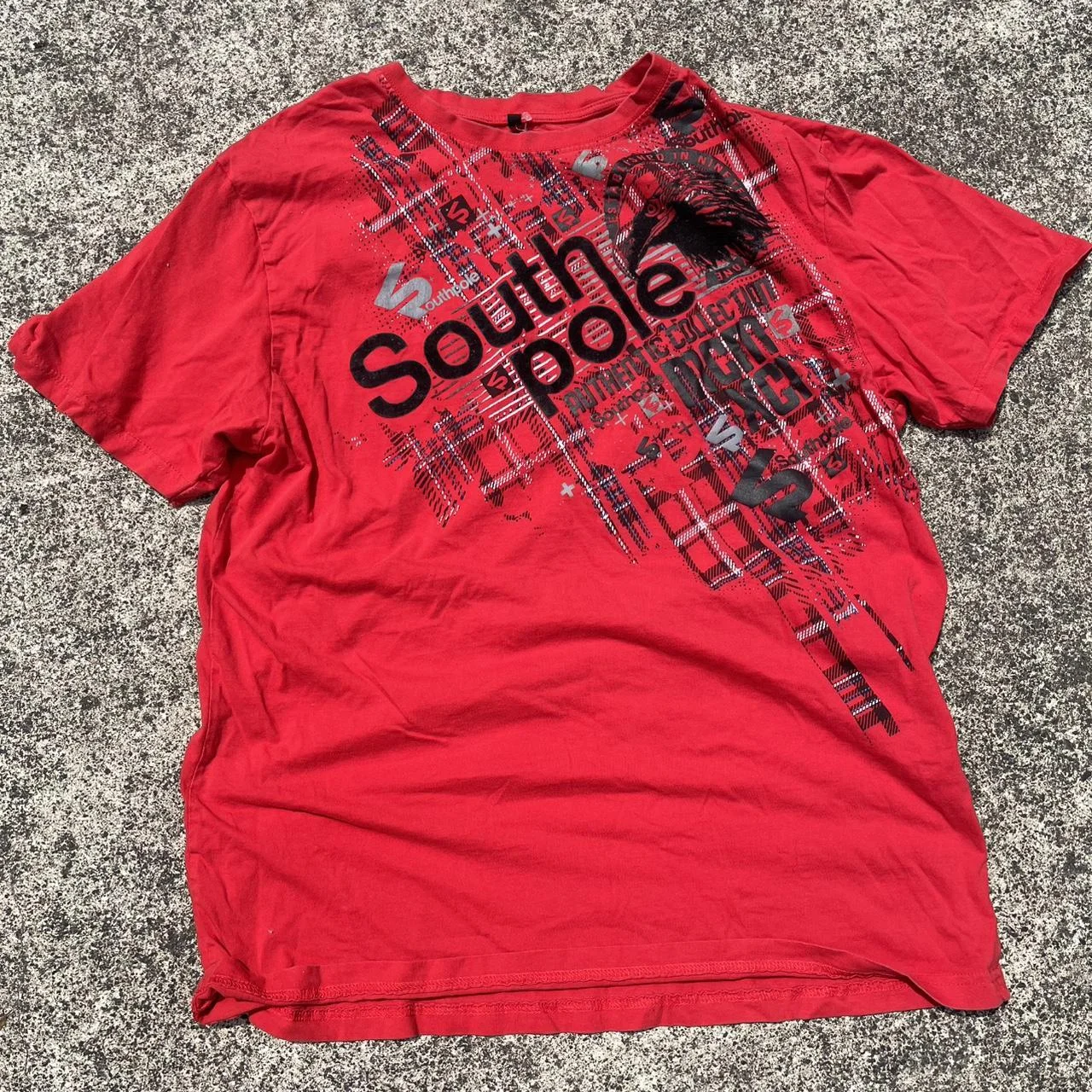 

2000s Mens Red Southpole Streetwear Tee Black Logo Plaid Details Trendy Urban Casual Fashion Short Sleeve Top