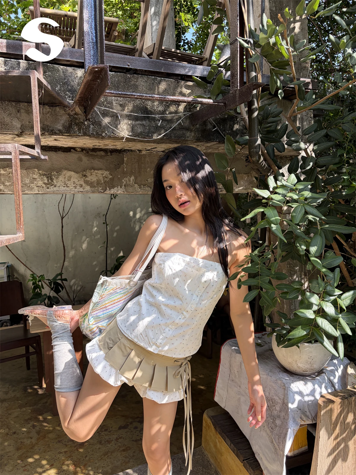 

Комплект из топа на бретелях с цветочным принтом и плиссированных шорт Sleep at 11: модный летний женский костюм-двойка для отпуска