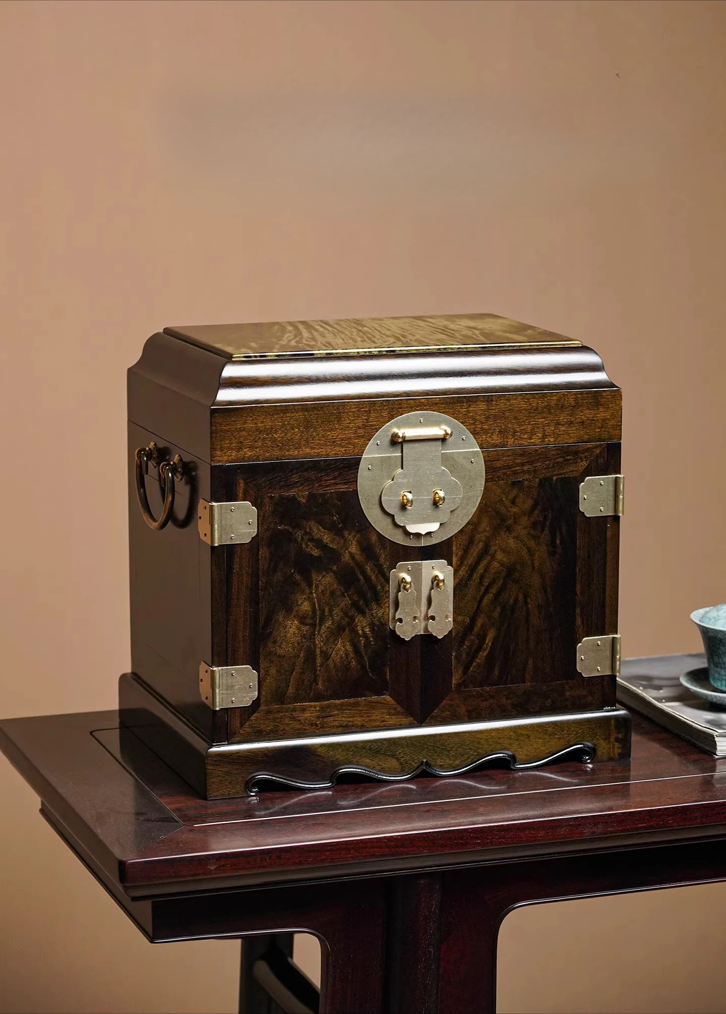 

Silk nanmu jewelry box, retro official suitcase, Chinese solid wood jewelry box, Wenwan jade storage box.