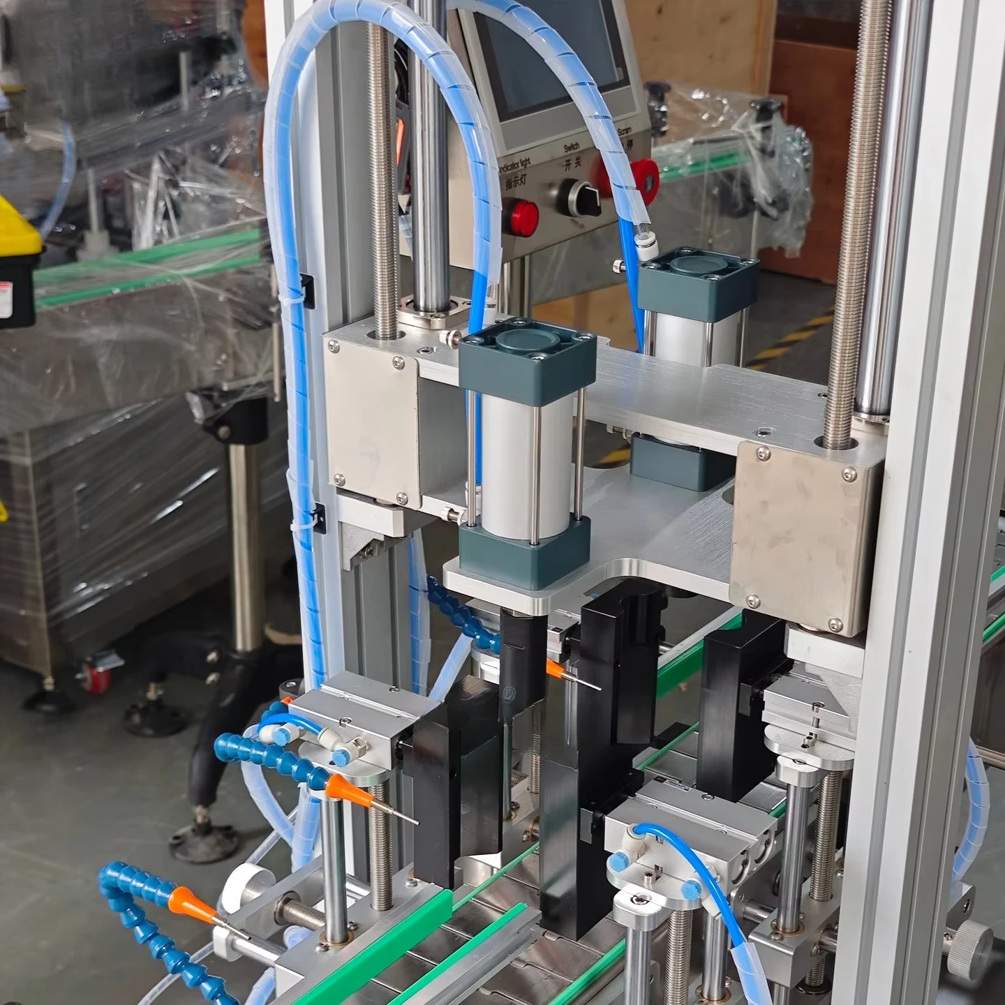 Automatic cosmetic bottle double-head capping machine two-cylinder assembly line alternately tightened