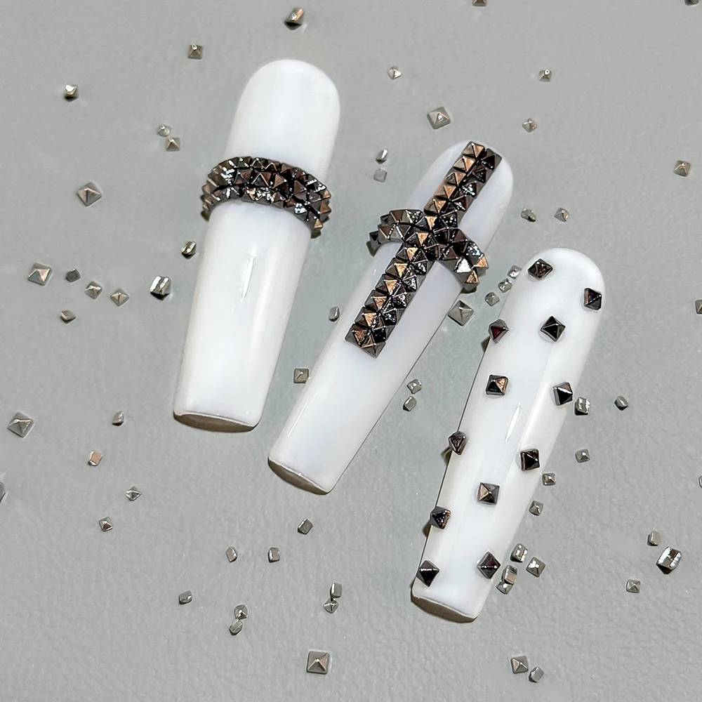 360 Stück Silberlegierung Quadratische Nieten Y2K Nagelcharms Gun Black Golden Punk Spike Studs Nagelteile Quadratische Kegelnieten 3D Deko – Detail 4