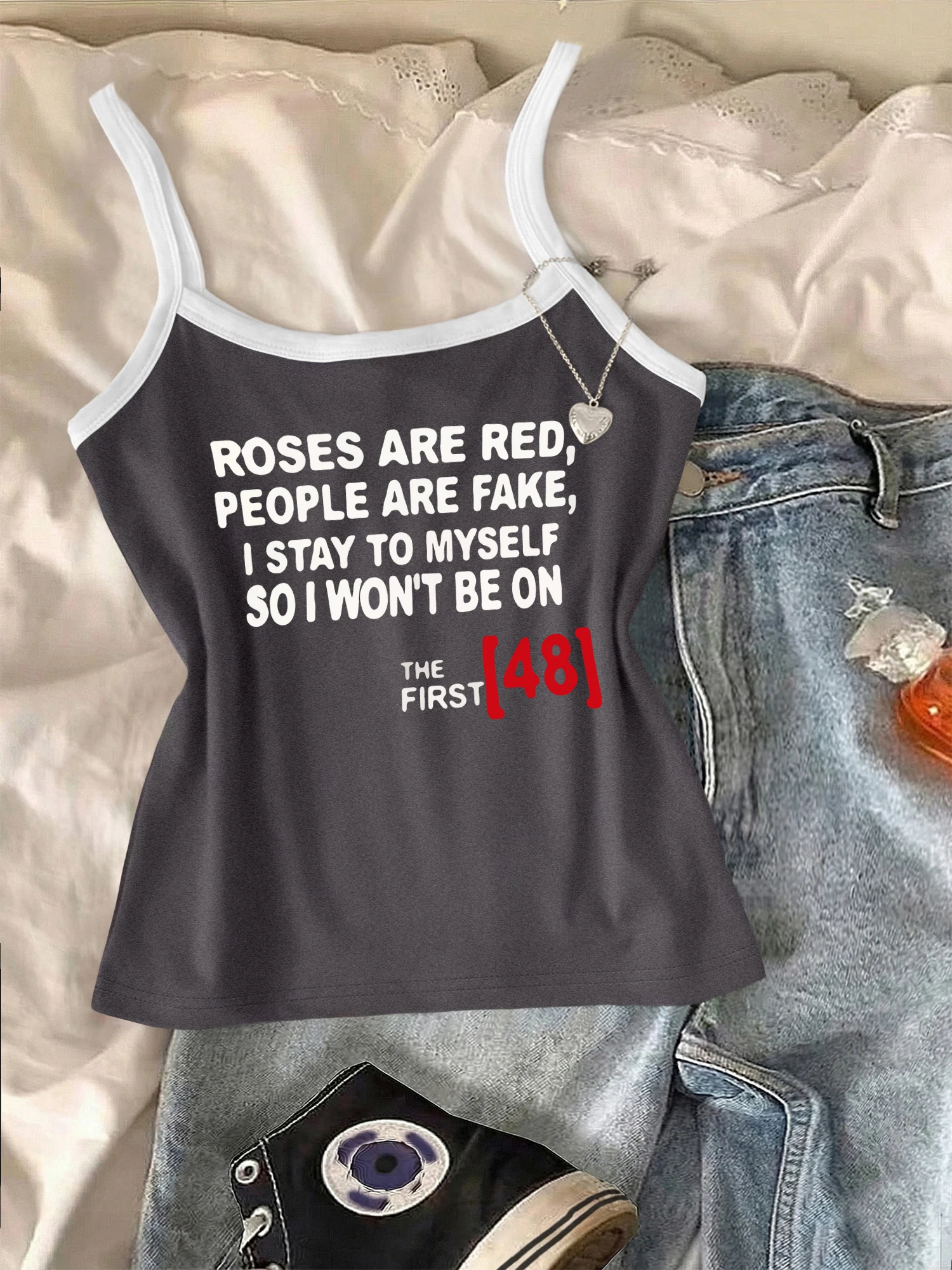 Débardeur court ajusté blanc à bords contrastants pour femme, avec imprimé lettres et citation poétique amusante sur le thème des roses, style streetwear quotidien sans manches