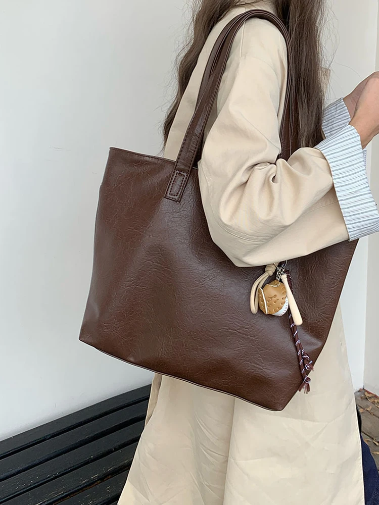 

2025 new retro bag, fashionable and casual women's shoulder bag, large capacity daily commuting bag, single shoulder women's bag