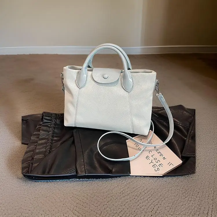 

Luxury Vintage Messenger Tote Bag - Chic Crossbody Design For Women, Minimalist Leather With Trendy Letter Logo Accent