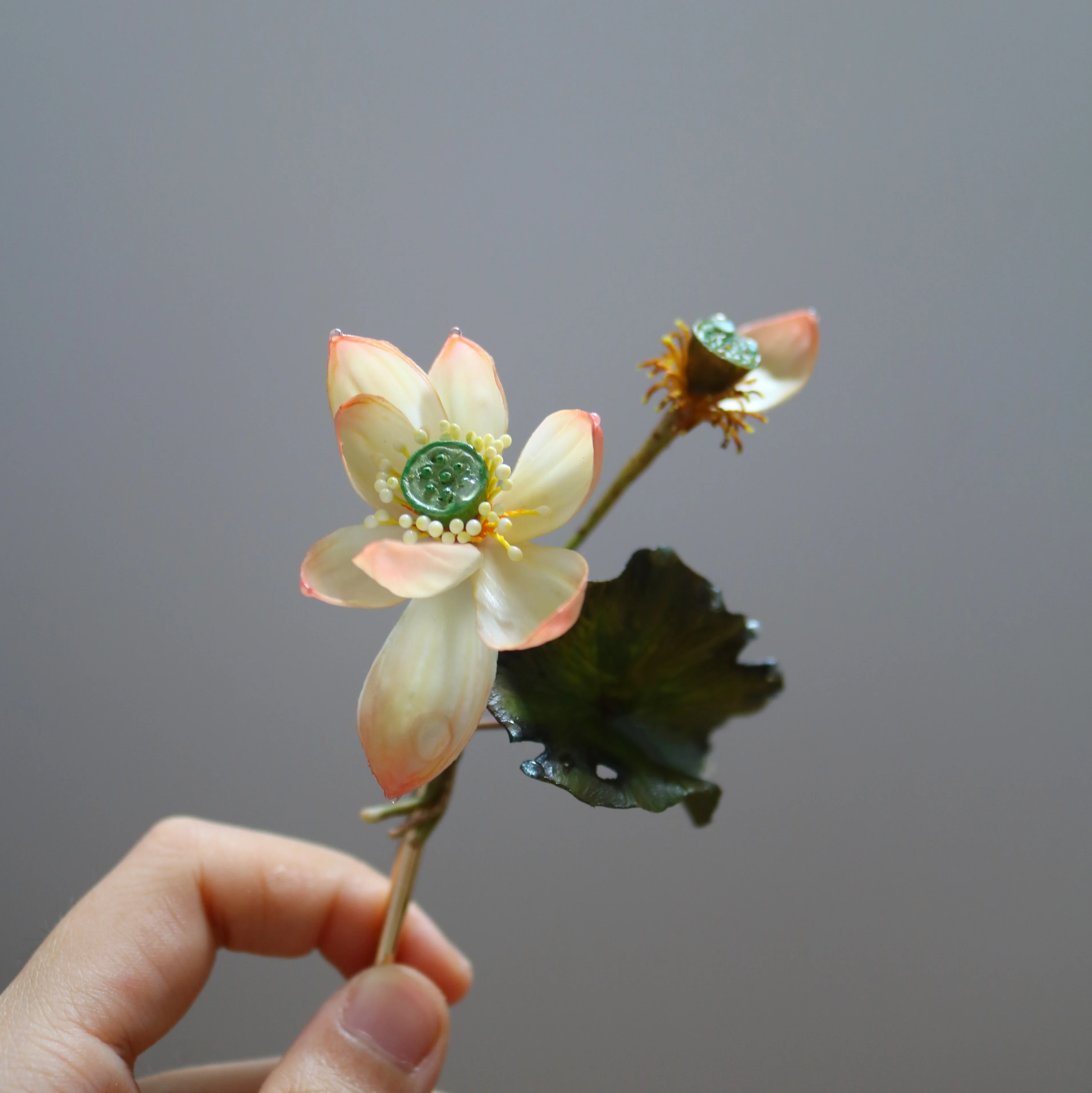 leave the residual lotus to listen to the sound of the rain, cold porcelain