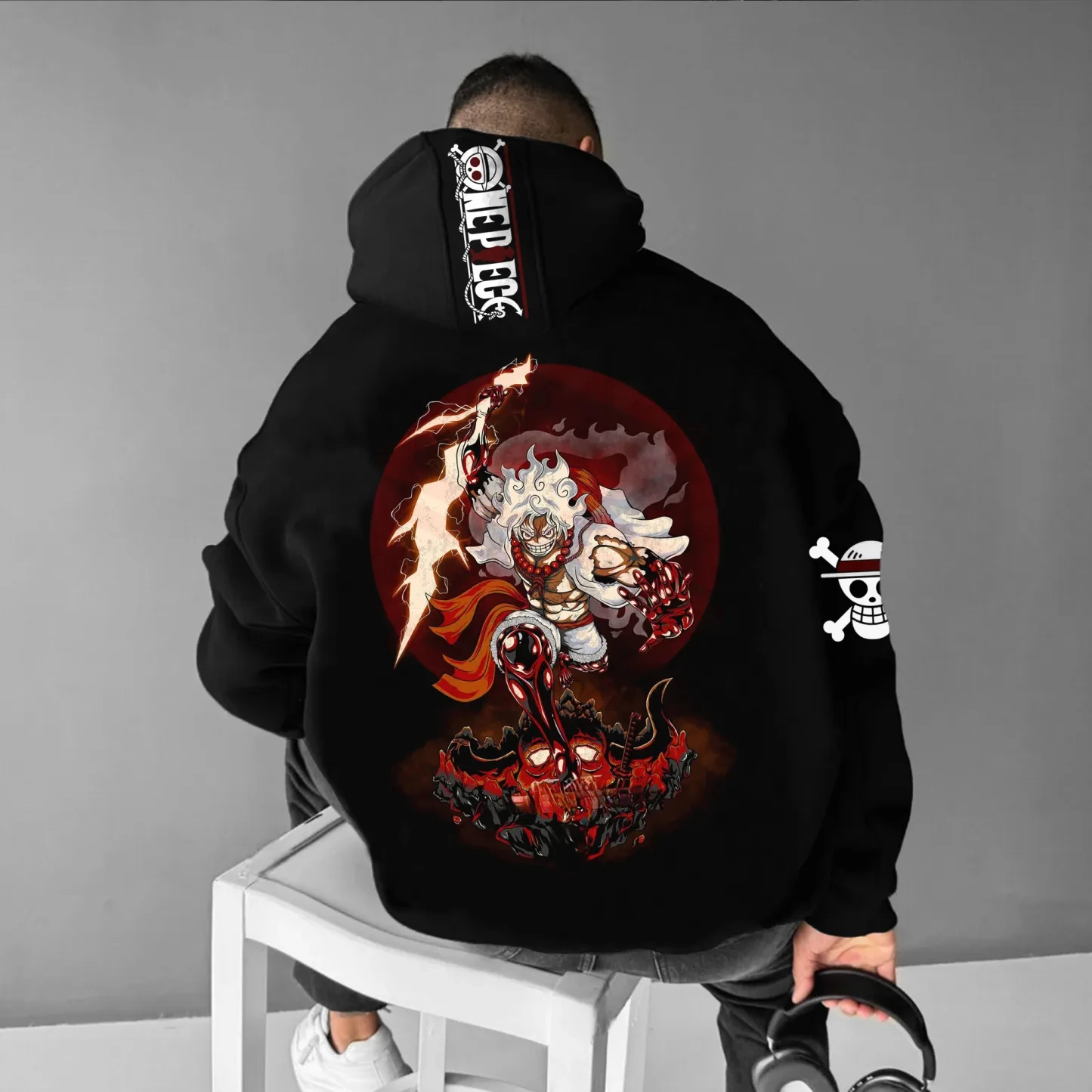 

25 A best-selling men's pure cotton sweatshirt in collaboration with the Japanese anime One Piece for daily commuting and sports