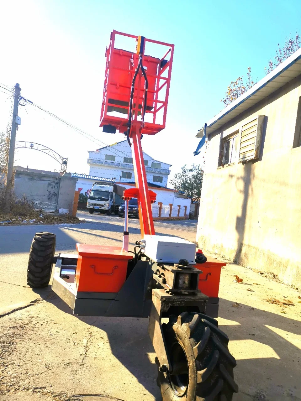 โรงงานขายตรง towable สวนผลไม้ยกแพลตฟอร์มลิฟท์มือถือ towable cherry picker Aerial Working Boom Lift