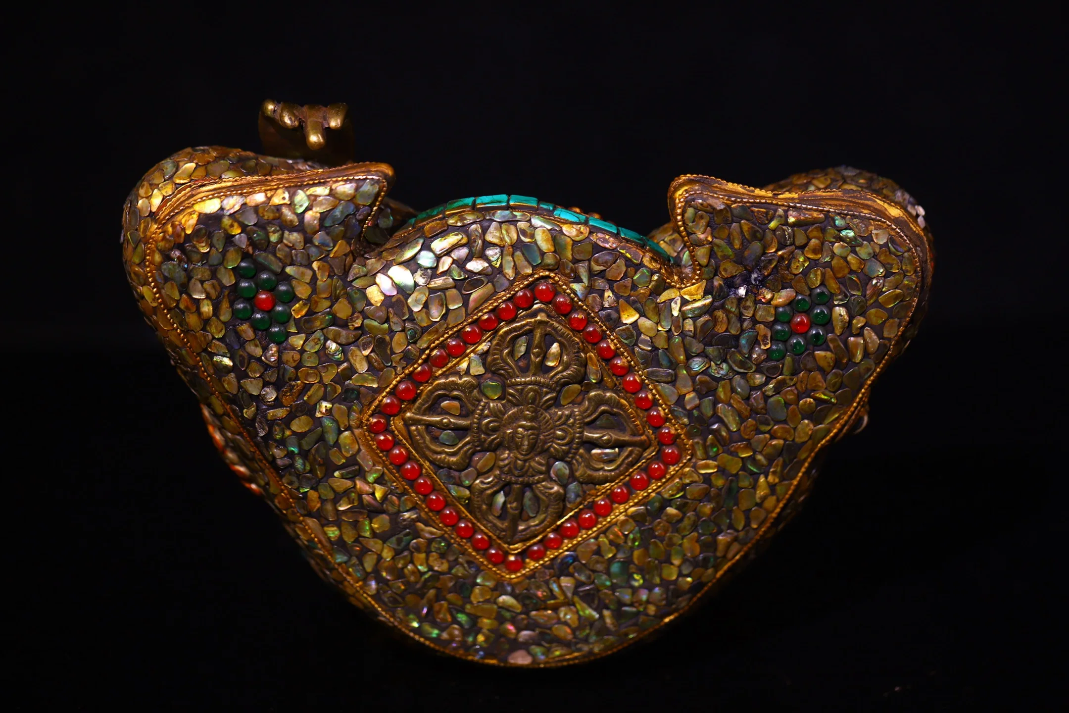 

11-дюймовый старинный бронзовый мозаичный амулет gZi с бирюзовыми бусинами и ракушками, изображающий Будду Махавайрочану и сидящего Будду Шакьямуни, для храмов