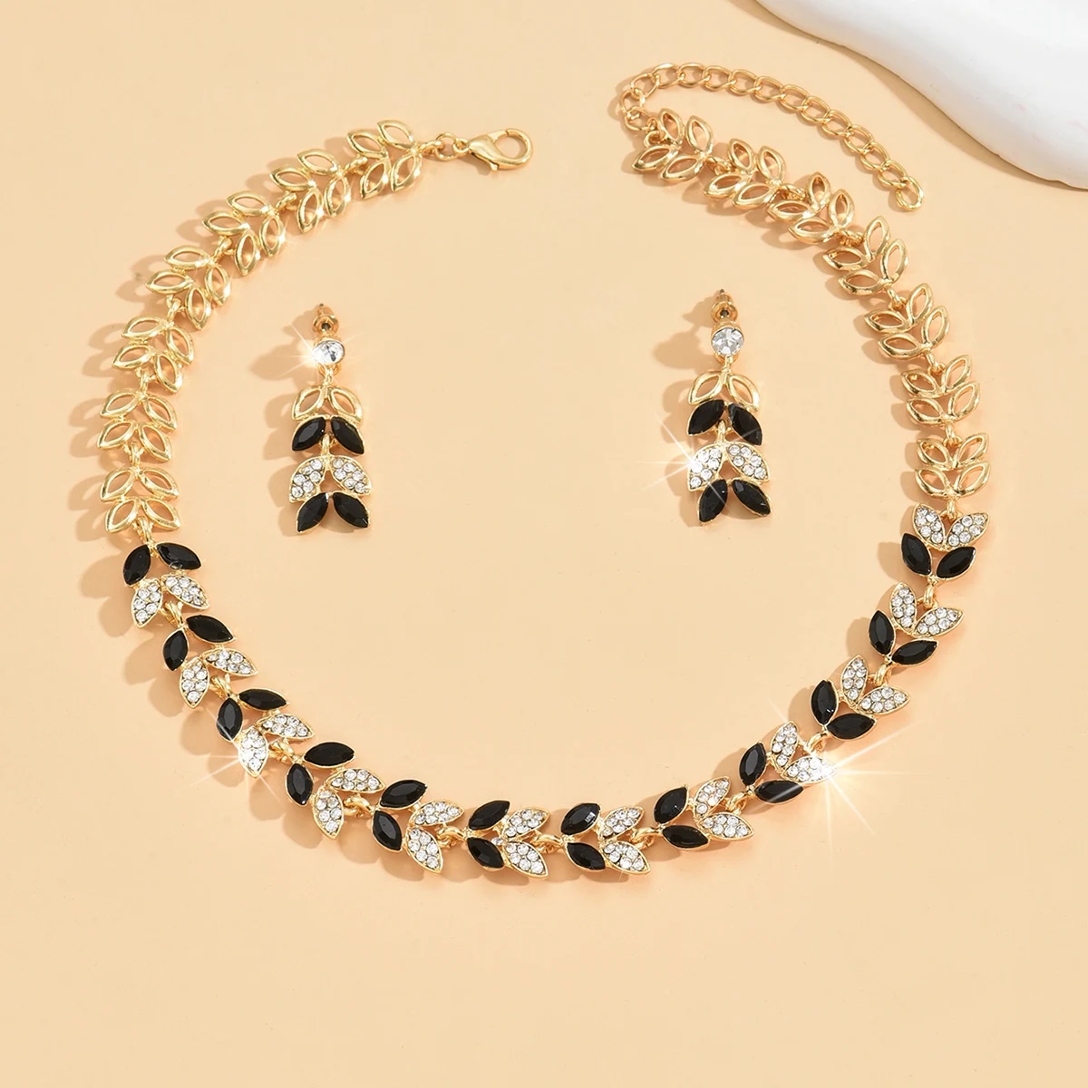 Koreaanse versie nieuw gepersonaliseerd ontwerp, lichte luxe high-end veelzijdige temperamentlegering set, luxe damesoorbellen ketting