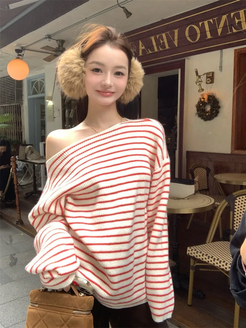 

Новый зимний корейский свитер в полоску с открытыми плечами, повседневный свободный топ для женщин, стройнящий силуэт