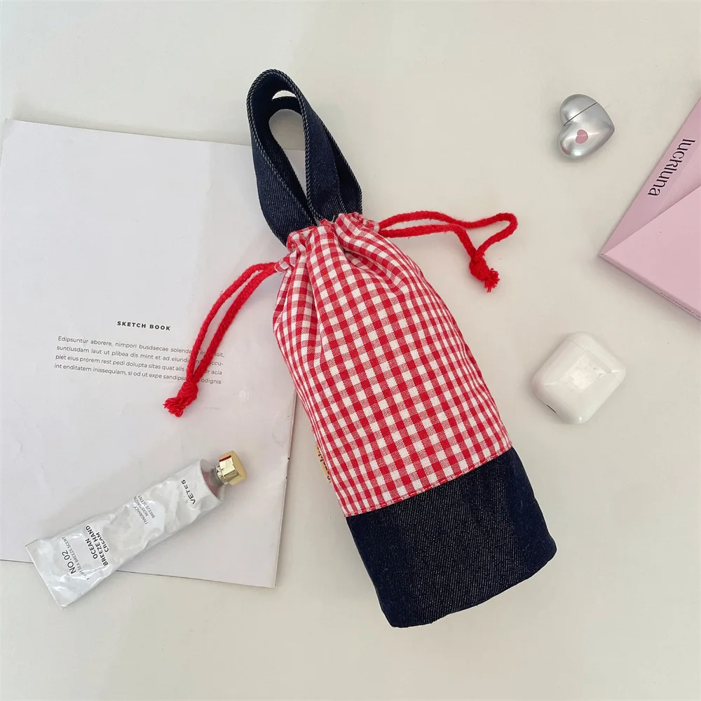1pc assembled checkered water cup bag, a drawstring bag for organizing water cups, a portable bag to prevent hand burns when goi