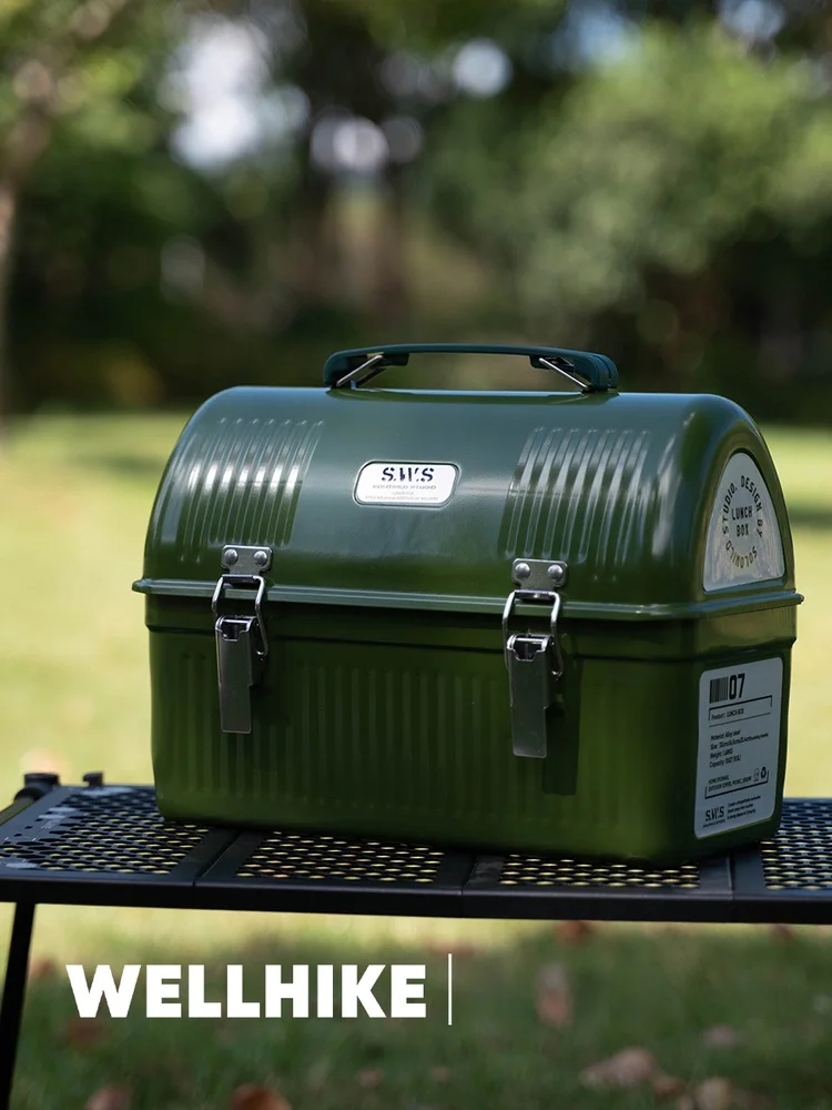 다양한 색상의 WELLHIKE 메탈 런치 박스가 잔디 위에 놓인 모습