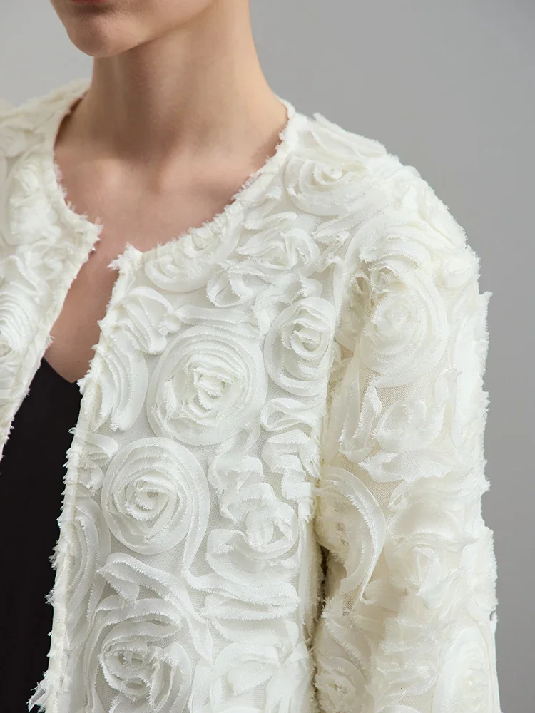 AMII Chaqueta corta minimalista para mujer 2025 primavera nueva elegante romántica flor estereoscópica cuello redondo gancho botón prendas de vestir abrigo 12521066