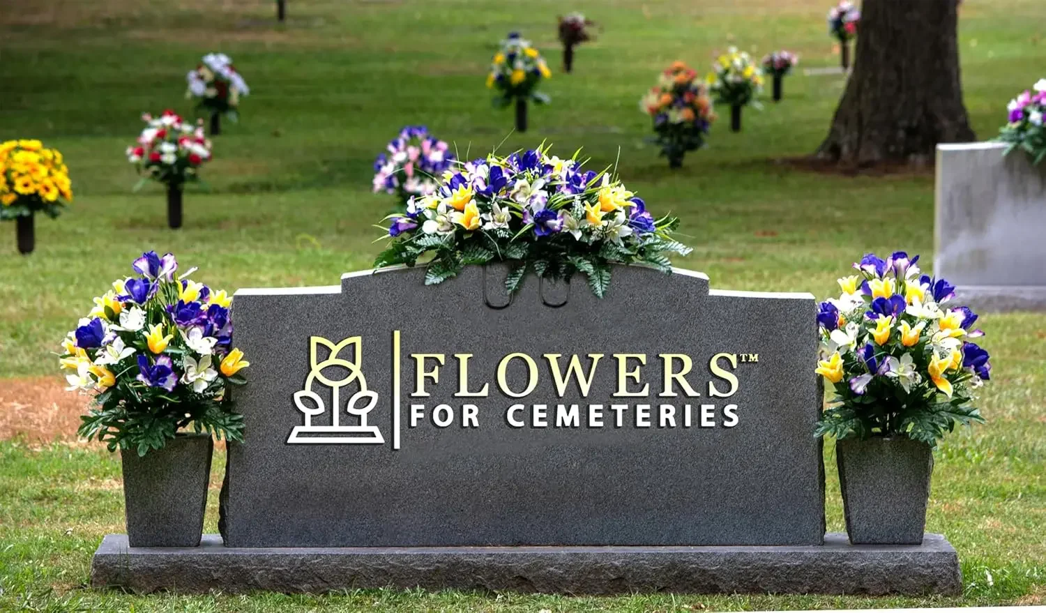 Fleurs de cimetière artificielles en soie de sympathie, tulipes vibrantes réalistes, décoration de tombe extérieure, 2 bouquets d'iris violets tulipes jaunes