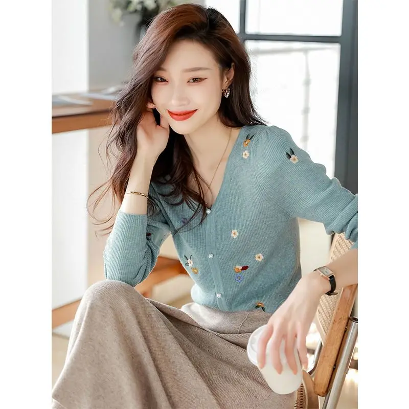 Autumn Winter New Fashion V-neck Long Sleeve Embroidered Pullovers Women\'s Clothing Casual All-match Simplicity Knitting Tops