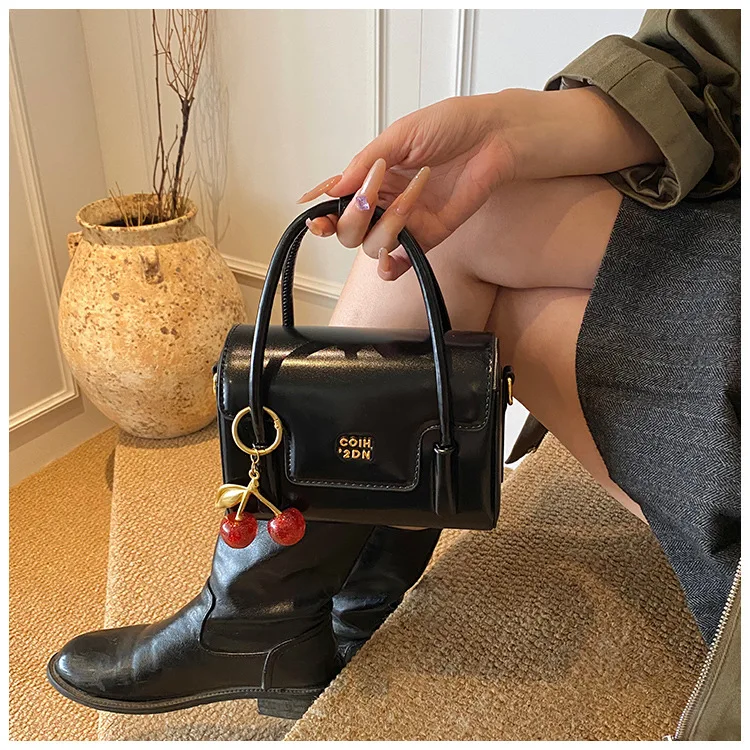 

Fashion Retro Portable Small Square Bag Women's Winter 2026 Designer New Casual Shoulder Handbag Textured Messenger Bag