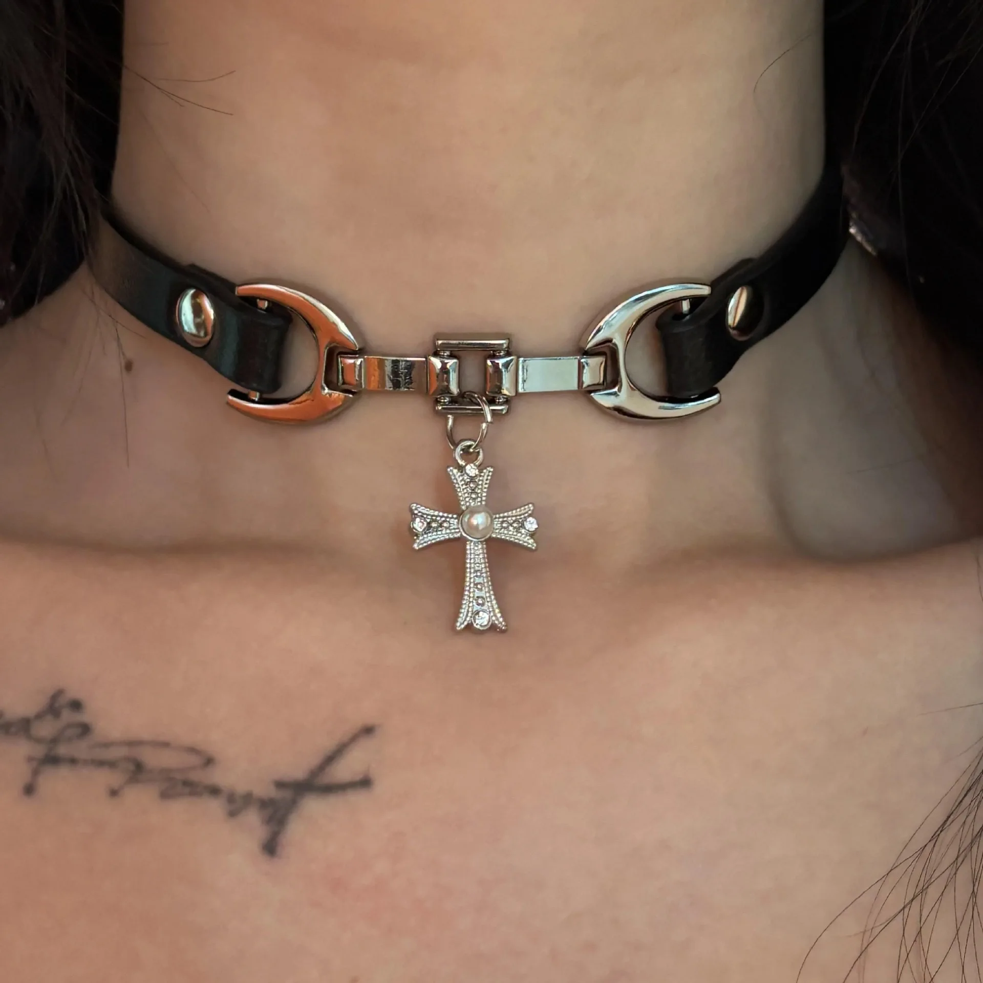 

Dark Metal Butterfly Leather Collar Niche Premium Design Cross Pendant Necklace Choker