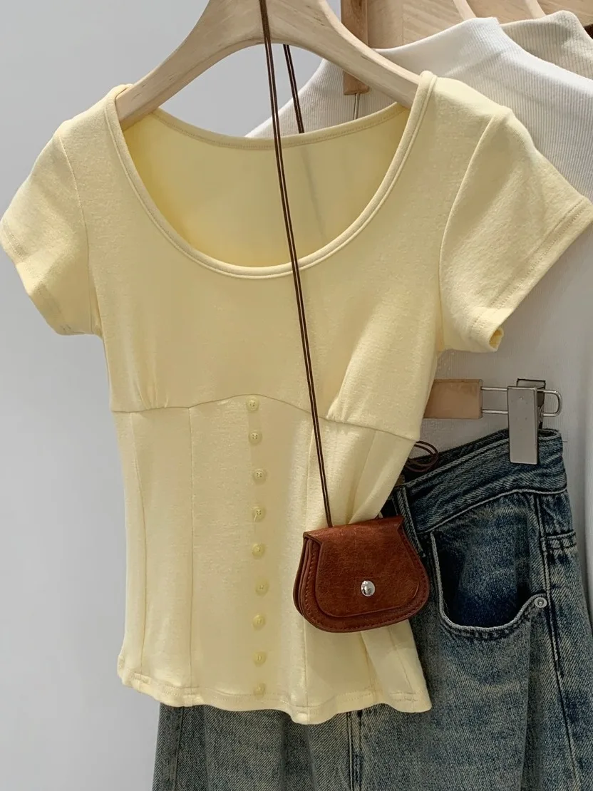 

Стильная женская футболка в корейском стиле с круглым вырезом и коротким рукавом, приталенный топ на пуговицах для лета 2026 года, новинка, уличная мода