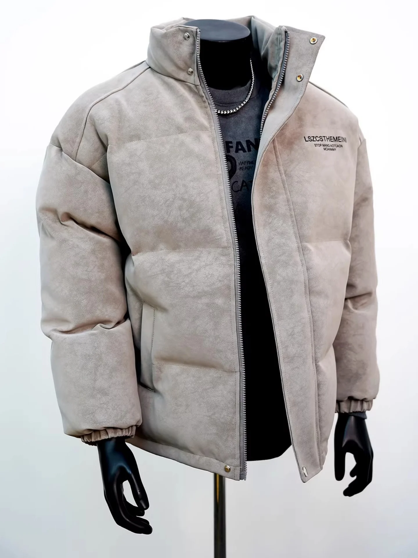 

Мужская зимняя куртка в стиле ретро: модная утепленная модель из хлопка с замшевыми вставками, воротником-стойкой и объемными рукавами