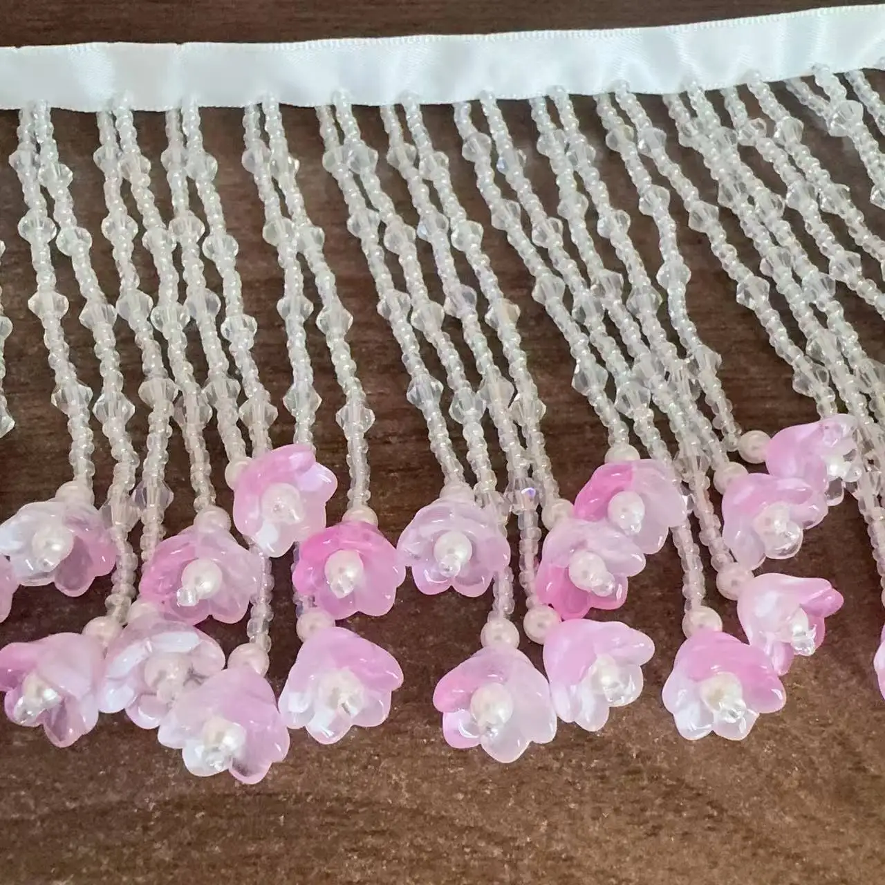 pingente-de-flor-de-renda-com-perolas-e-cristais-cortinas-acessorios-fita-de-cetim-artesanal-borda-decorativa