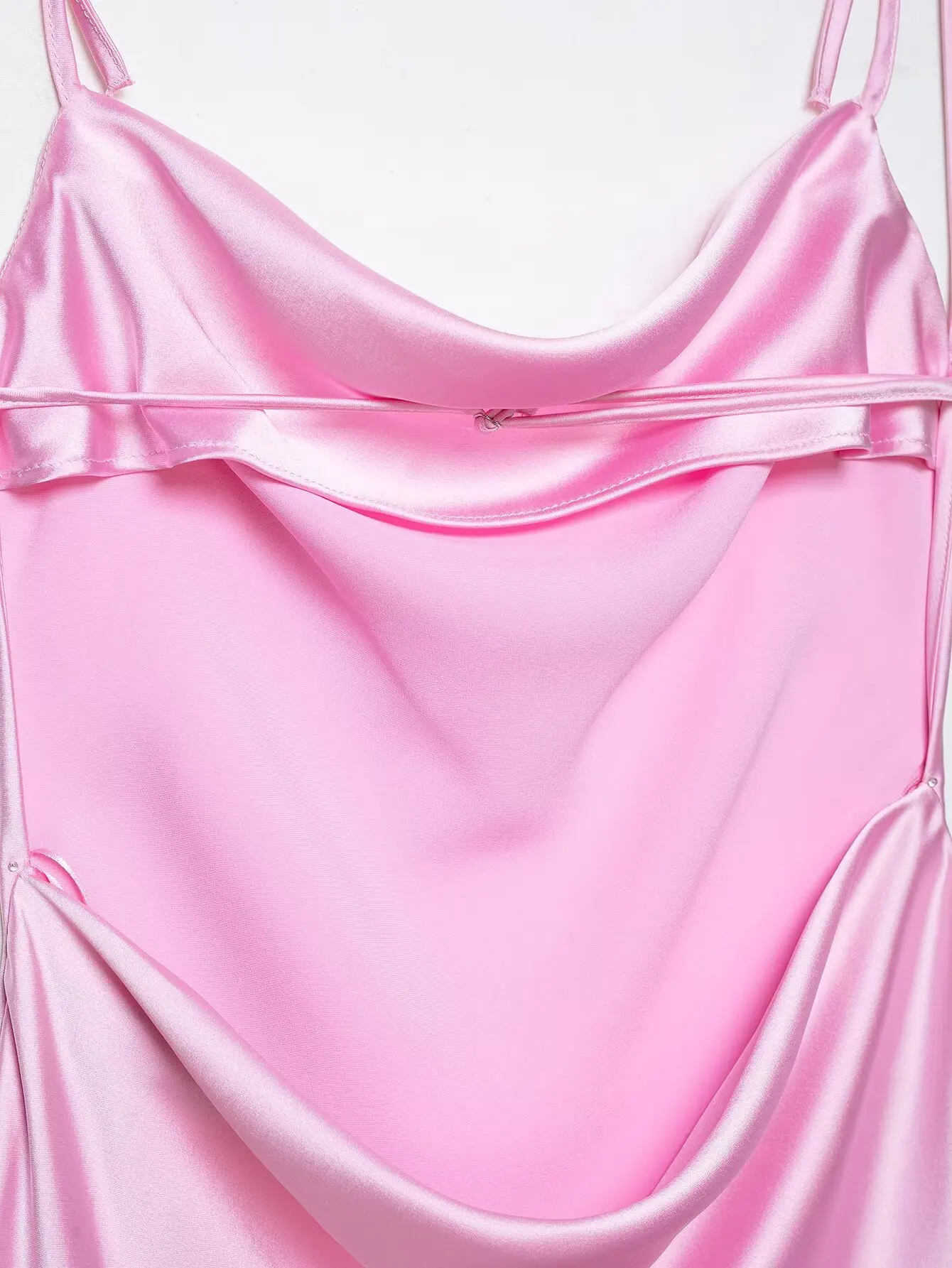HH 2026 Neues Französisches Satin-Slip-Midikleid für Damen mit Wasserfallausschnitt und Bindeband, Elegantes Sommer-Urlaubs- und Abschlussballkleid – Detail 9