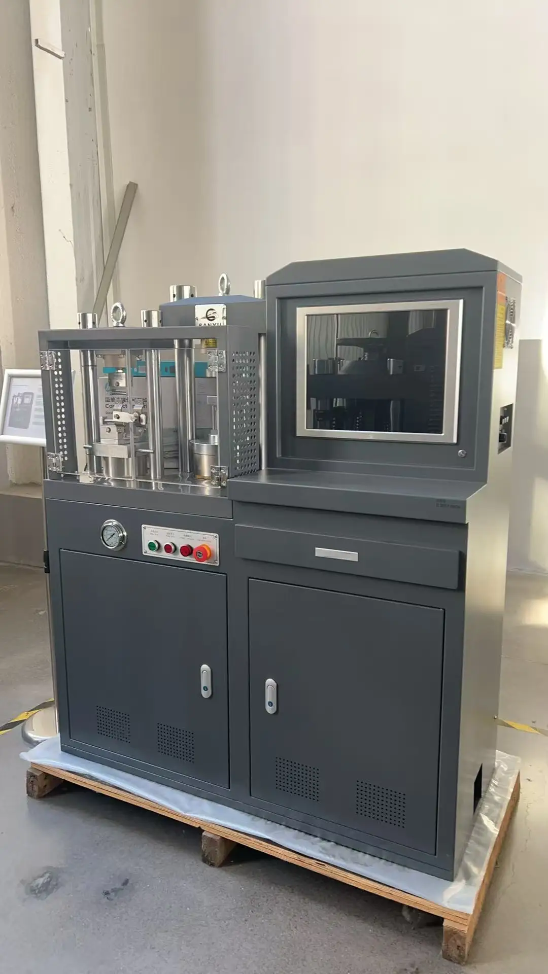 HYE-300F Durable Digital High Accuracy Micro-Electro-Mechanical Hydraulic Servo Pressure Testing Machine for Metals Concrete