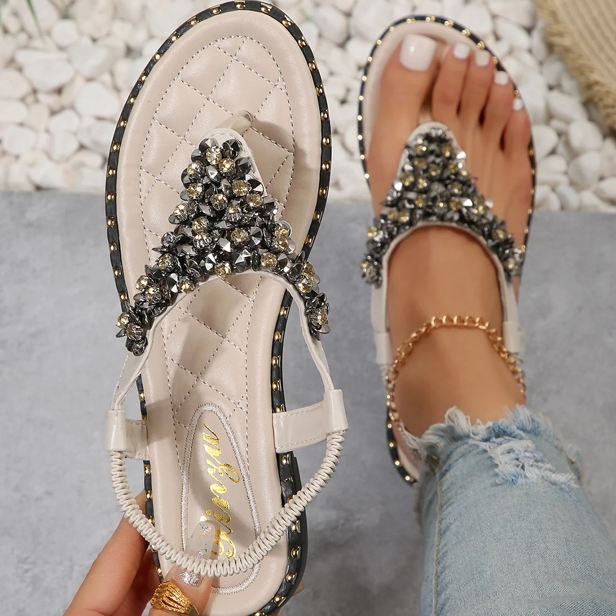 Women Sandals 2024 Summer New Classic Luxury Flip Flops Rhinestone Wearing Fashion Designer Sandals Lightweight Beach Shoes