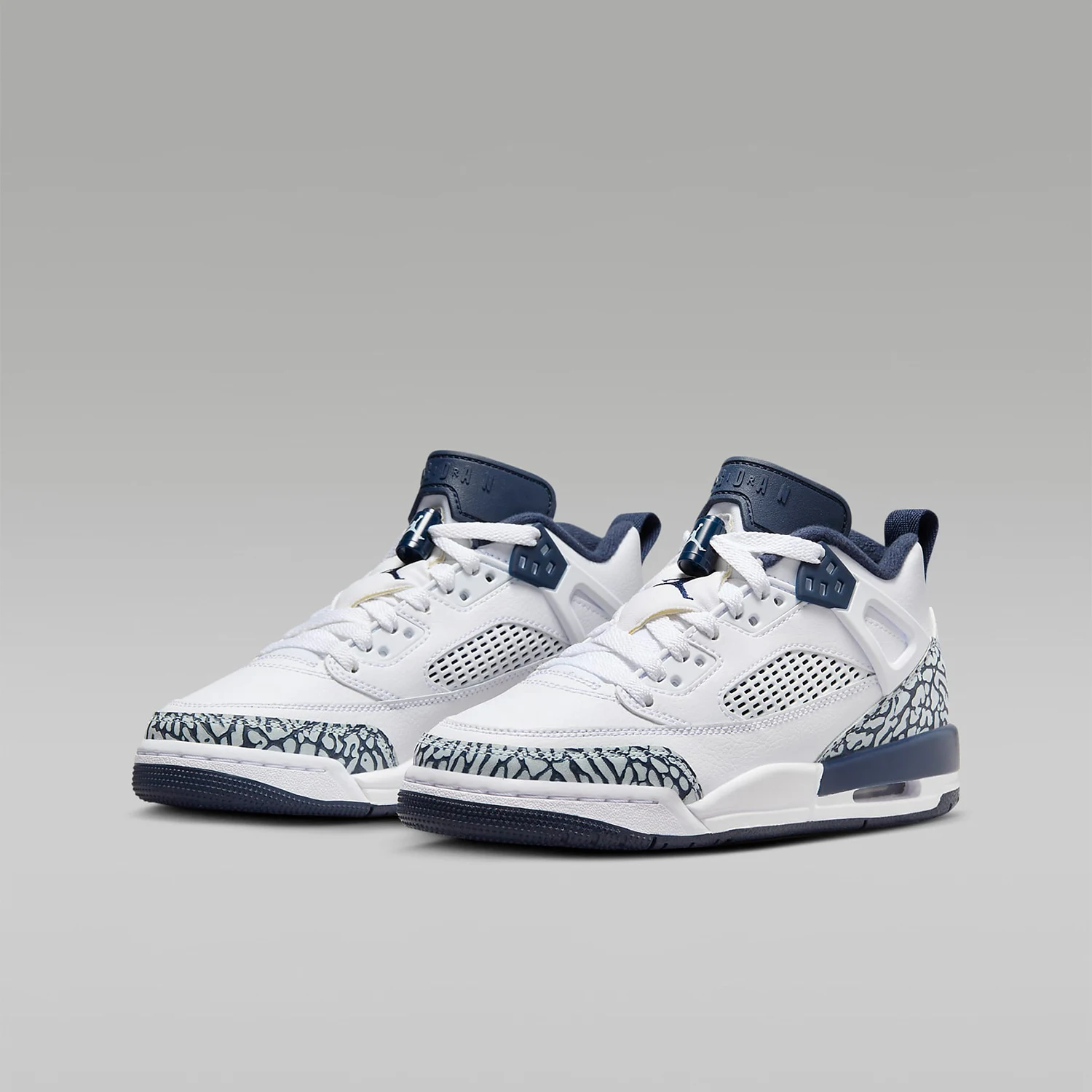 

Женские баскетбольные кроссовки Nike Authentic Jordan GS с низким верхом FQ3950-104