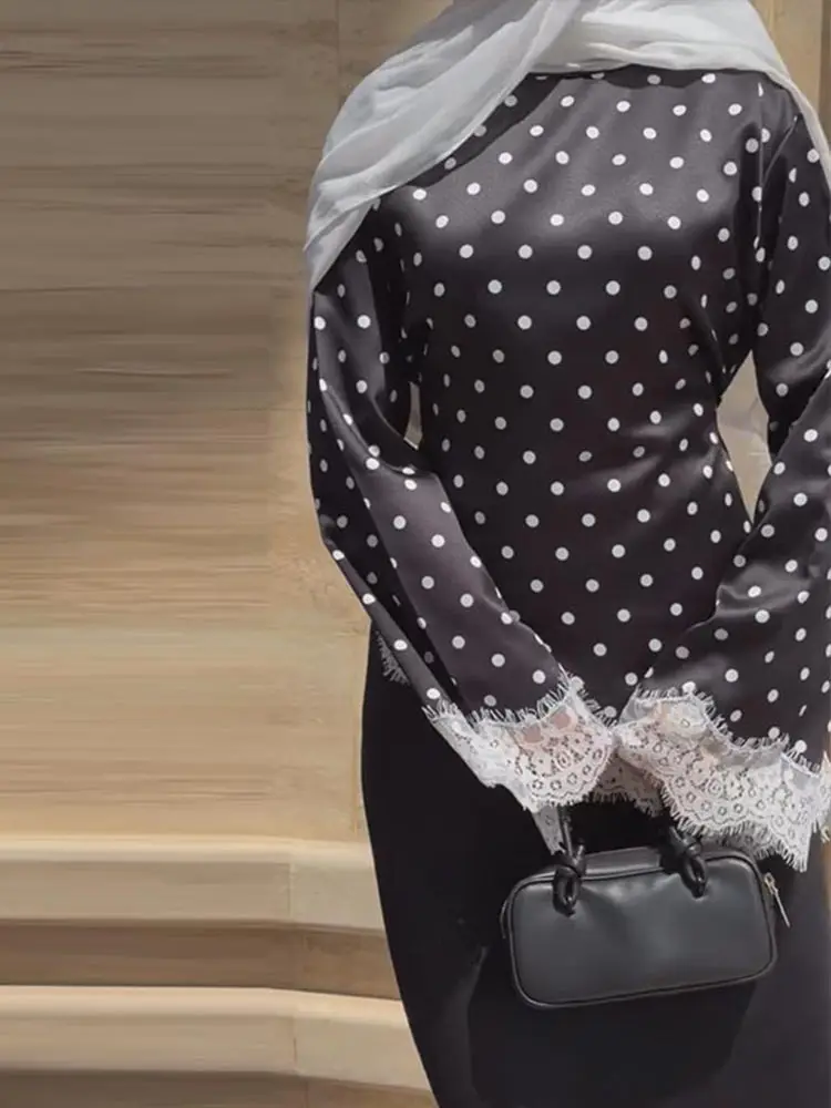 Damenoberteile mit Polka-Dot-Muster, Spitzen-Patchwork, Schnürung am Rücken, unregelmäßiger Saum, modisches Oberteil für Bürodamen, O-Ausschnitt, ausgestellte lange Ärmel, schmal geschnitten, Partykleidung – Detail 9