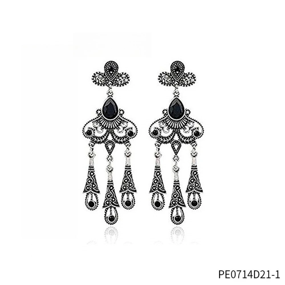 ชุดสตรีย้อนยุคยุค 1920: ที่คาดผมขนนกประดับเพชร, สร้อยคอมุก, ต่างหู, ถุงมือ, ชุดงานเลี้ยงธีมหรูหรา