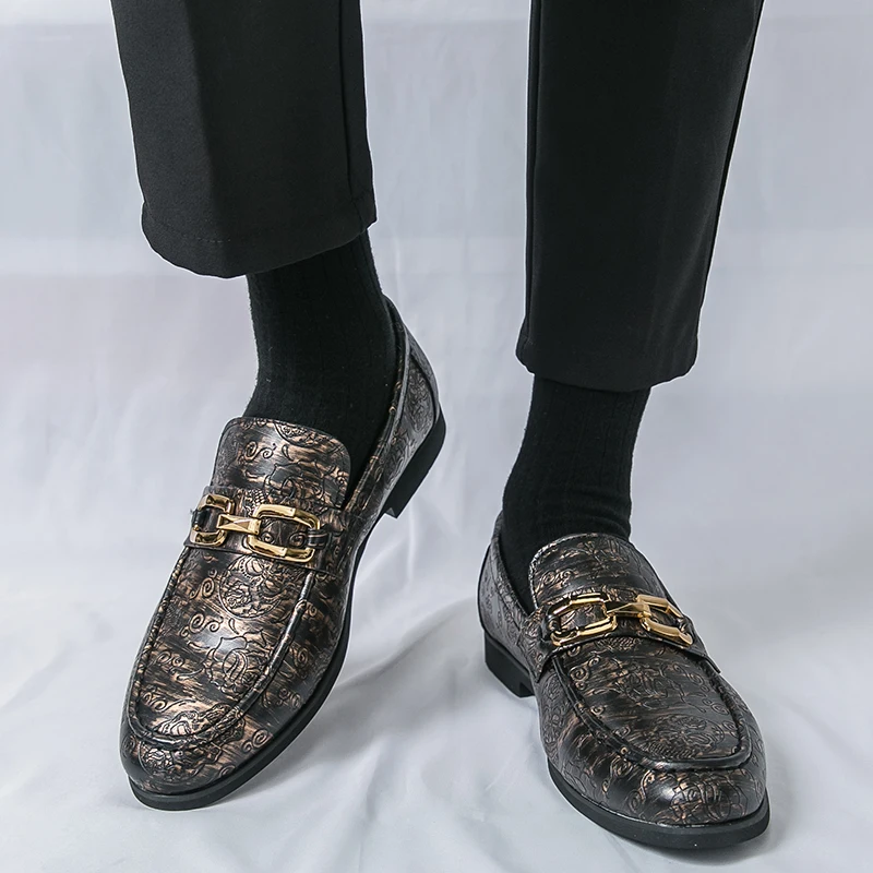 

Men's fashionable casual business shoes with leather shoes a pair of bean shoes a unique skull print hairstylist leather shoes