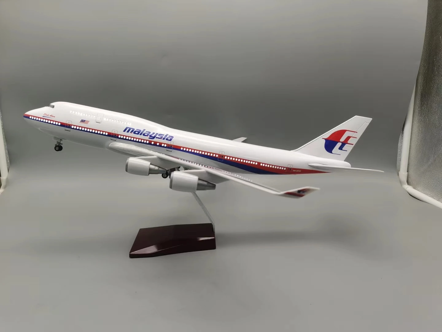 B747 Kit Model 47cm Malaysia 747 Malaysia Aircraft Model Die-cast Airplanes Resin Airplane Kids Toys W Light and Wheel for Colle