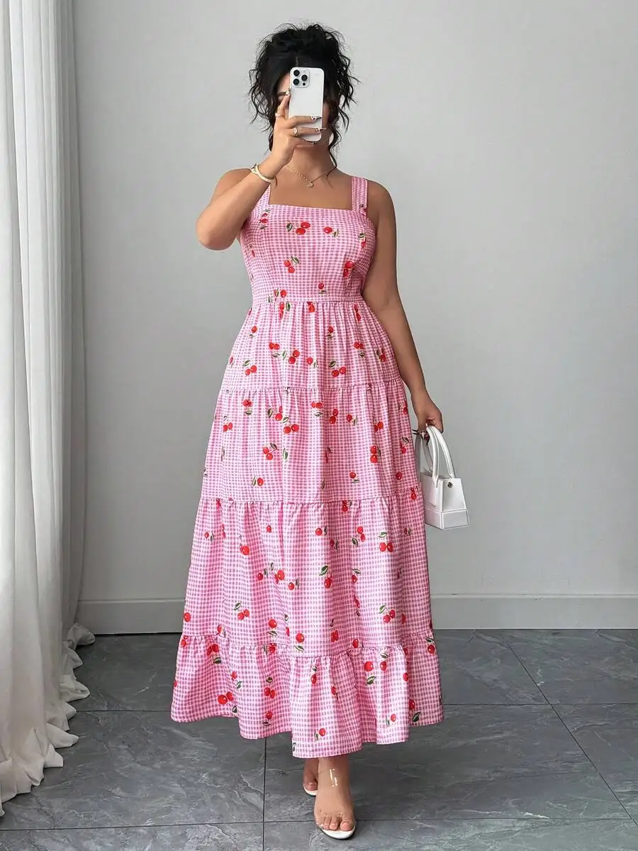

Розовое макси-платье на бретельках с принтом в клетку и вишневым узором, с многоярусным подолом и оборками