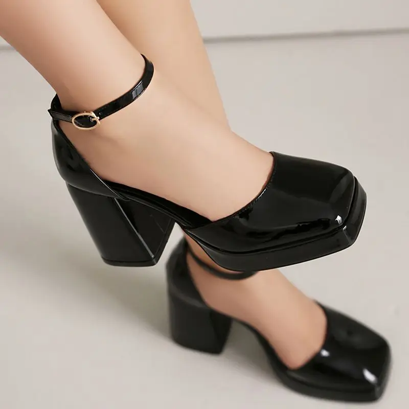 

SIMLOVEYO Роскошные женские сандалии с квадратным носком на блочном каблуке 9 см, платформе 2,5 см, с пряжкой и ремешком, большие размеры 41–43, офисные туфли для свиданий, красные