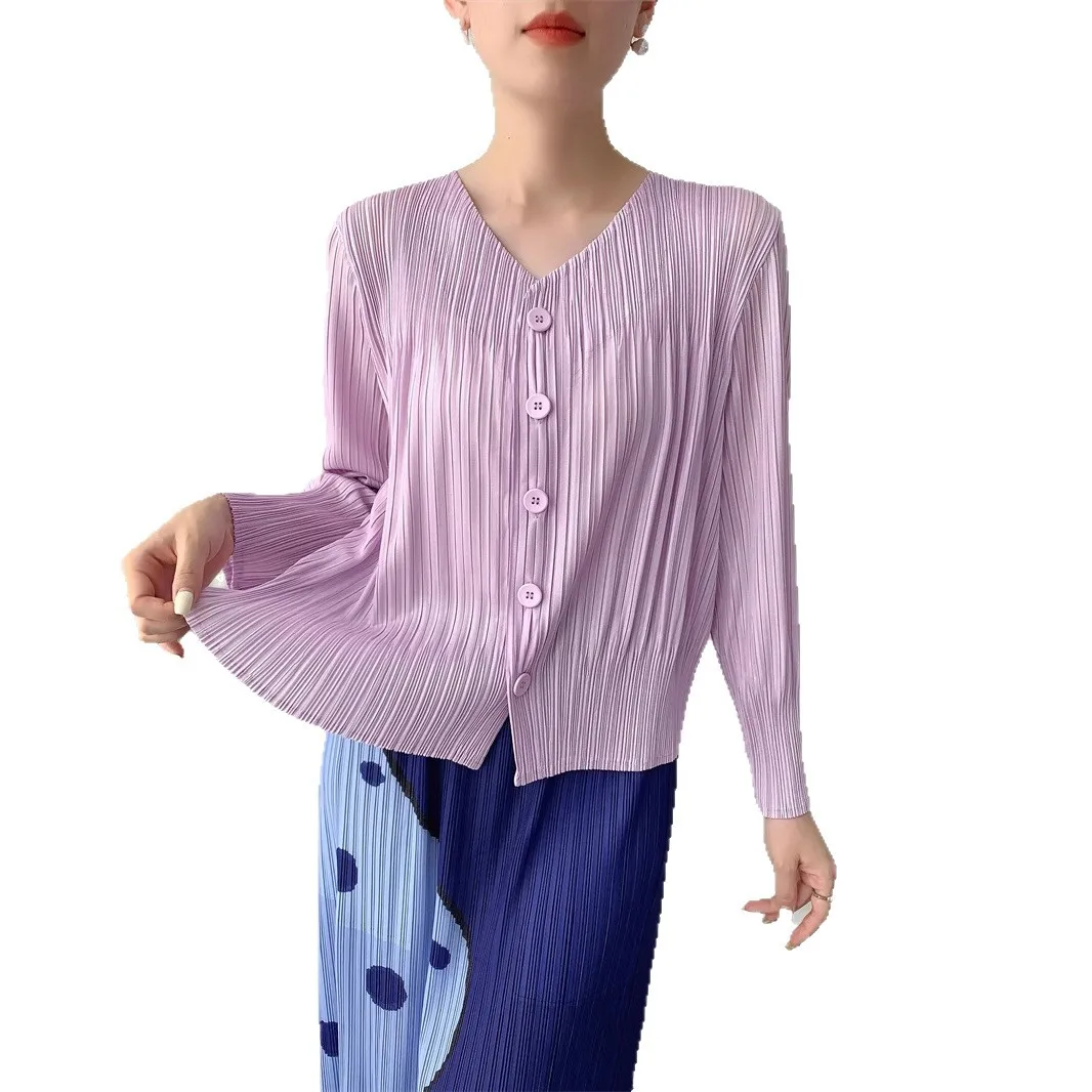 Miyake สไตล์จีบผู้หญิง 2025 ใหม่สีทึบ V คอยาวแขนยาว Single-breasted หลวมและ Elegant Sun Protection เสื้อสเวตเตอร์ถัก