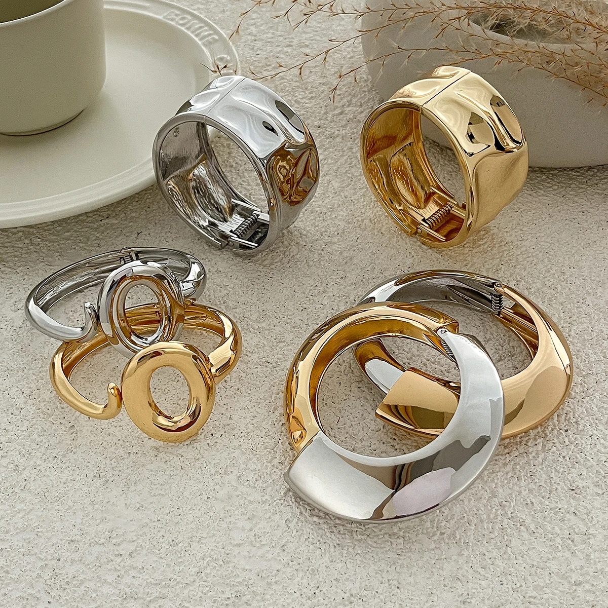 SHIXIN 2025 جديد السلس الذهب اللون الفضي اللون المفتوحة الربيع أساور للنساء تصميم هندسي واسعة الكفة الأساور مجوهرات اليد