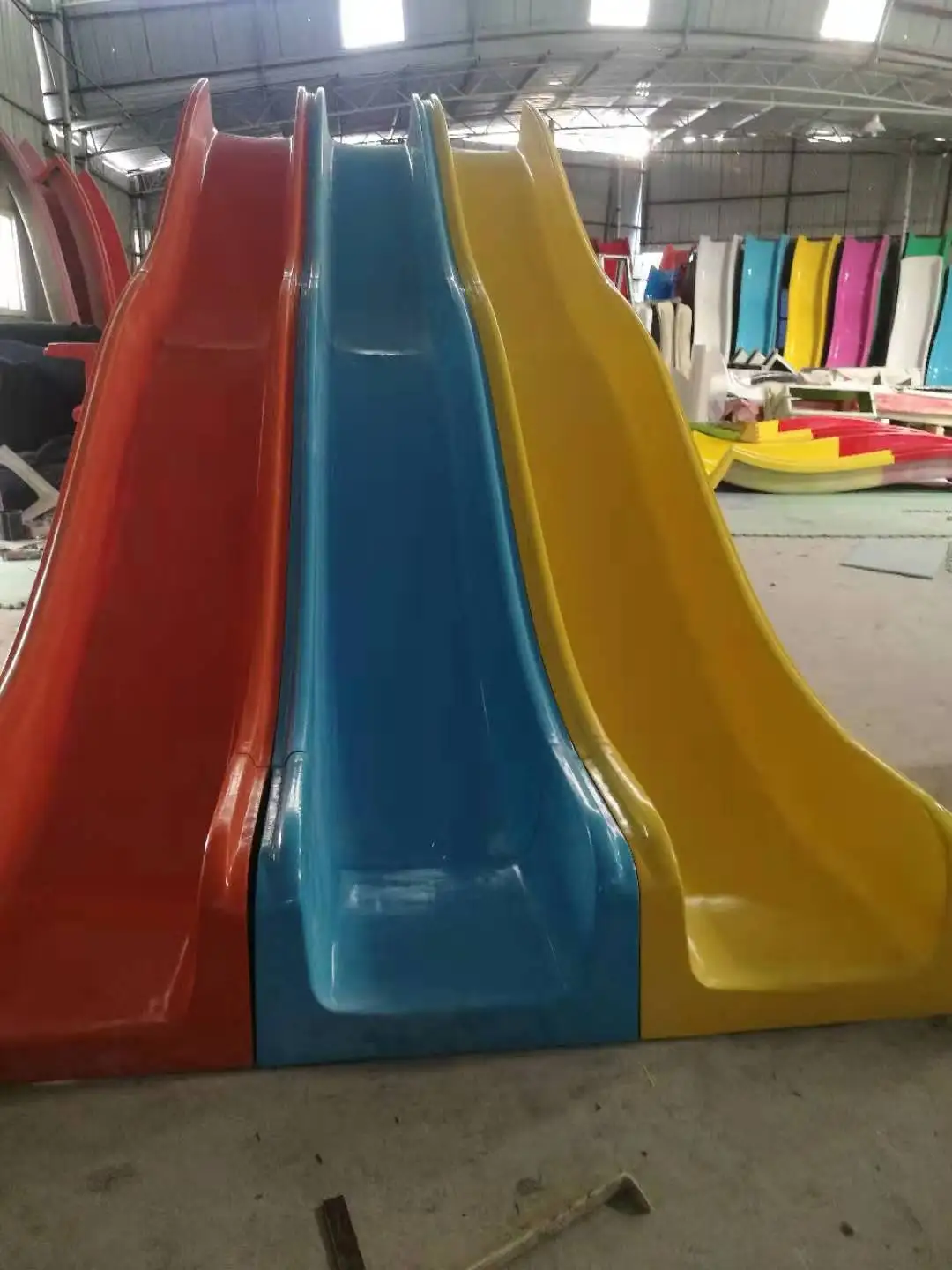 معدات ملعب كبيرة في الهواء الطلق مجموعة أرجوحة ومنزلق متعددة الأشخاص للاستخدام في الحديقة أو مركز تسوق2026