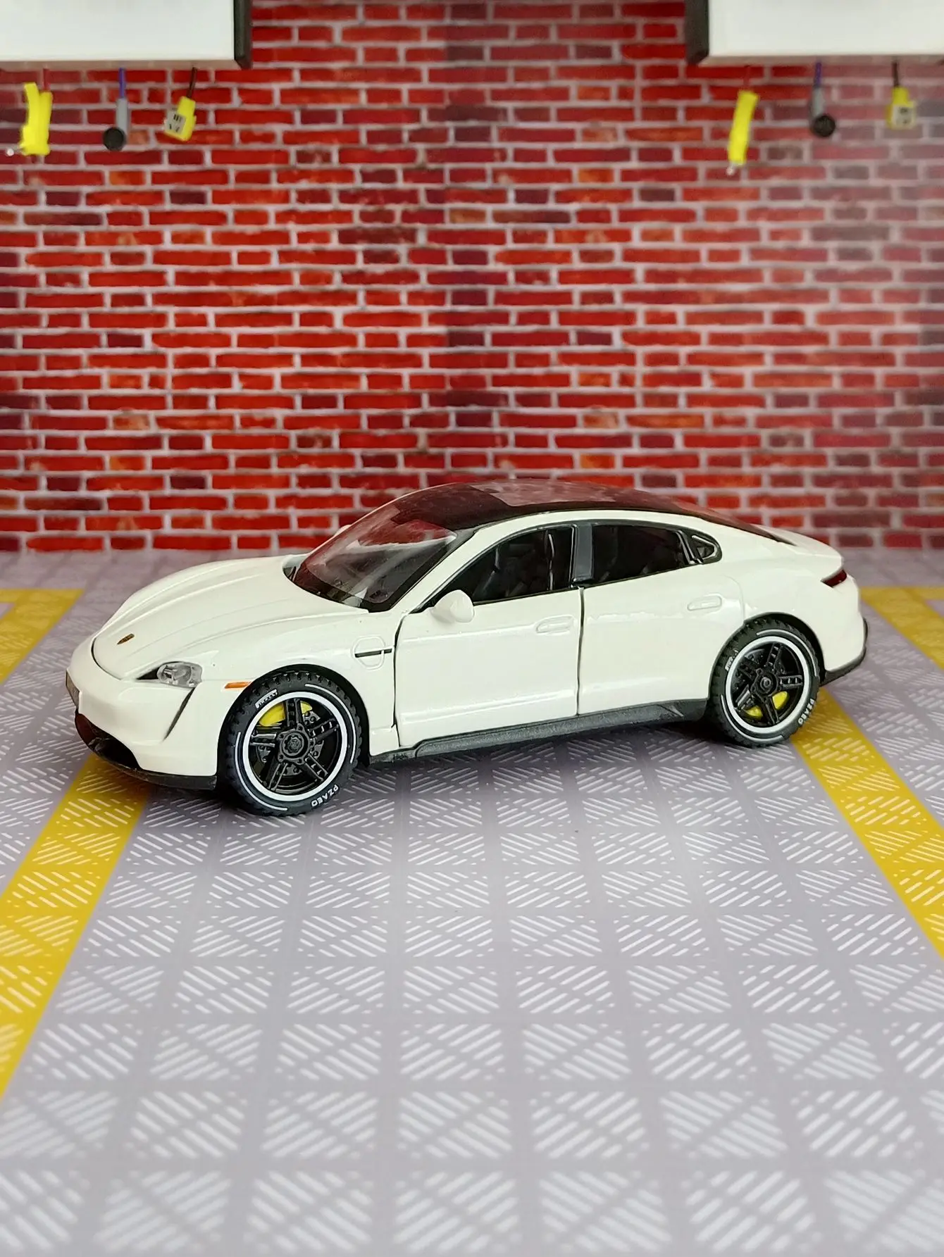 

1:32 Taycan alloy sports car model car ornaments collection doors and hood trunk can open the pull back car fine workmanship