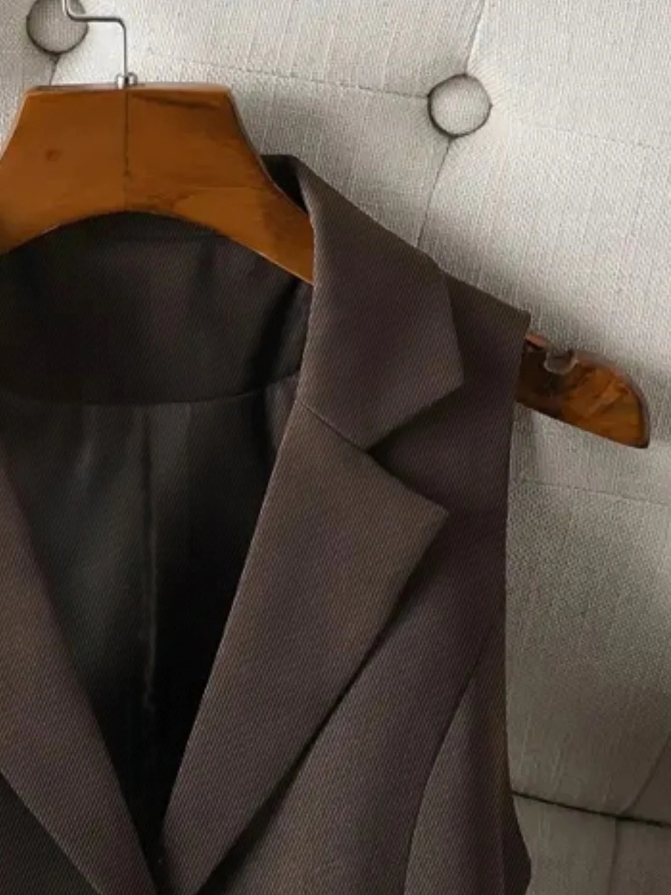 เสื้อกั๊กสูทผู้หญิงสไตล์วินเทจ สีน้ำตาล แบบสั่งตัด ไม่มีแขน ปกเสื้อแบบลาペル ดีไซน์กระดุมเข้ารูป เหมาะสำหรับใส่ทำงานประจำวัน สวมใส่สบาย ดีไซน์พับได้ทุกแบบ