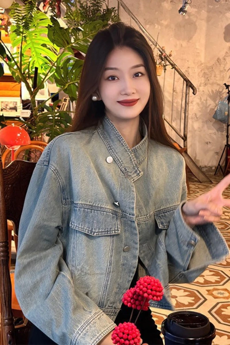 

Женская джинсовая куртка с воротником-стойкой, шикарная, с длинными рукавами, асимметричная, на одной пуговице, повседневная, свободного кроя, 2026, для города и работы